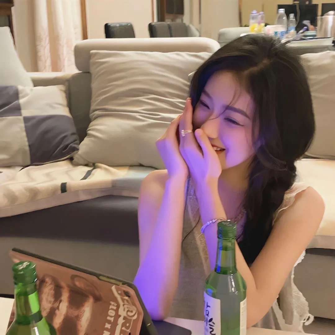 恋综女嘉宾又出大瓜：脚踏两条船，现场观众起哄，短时间内